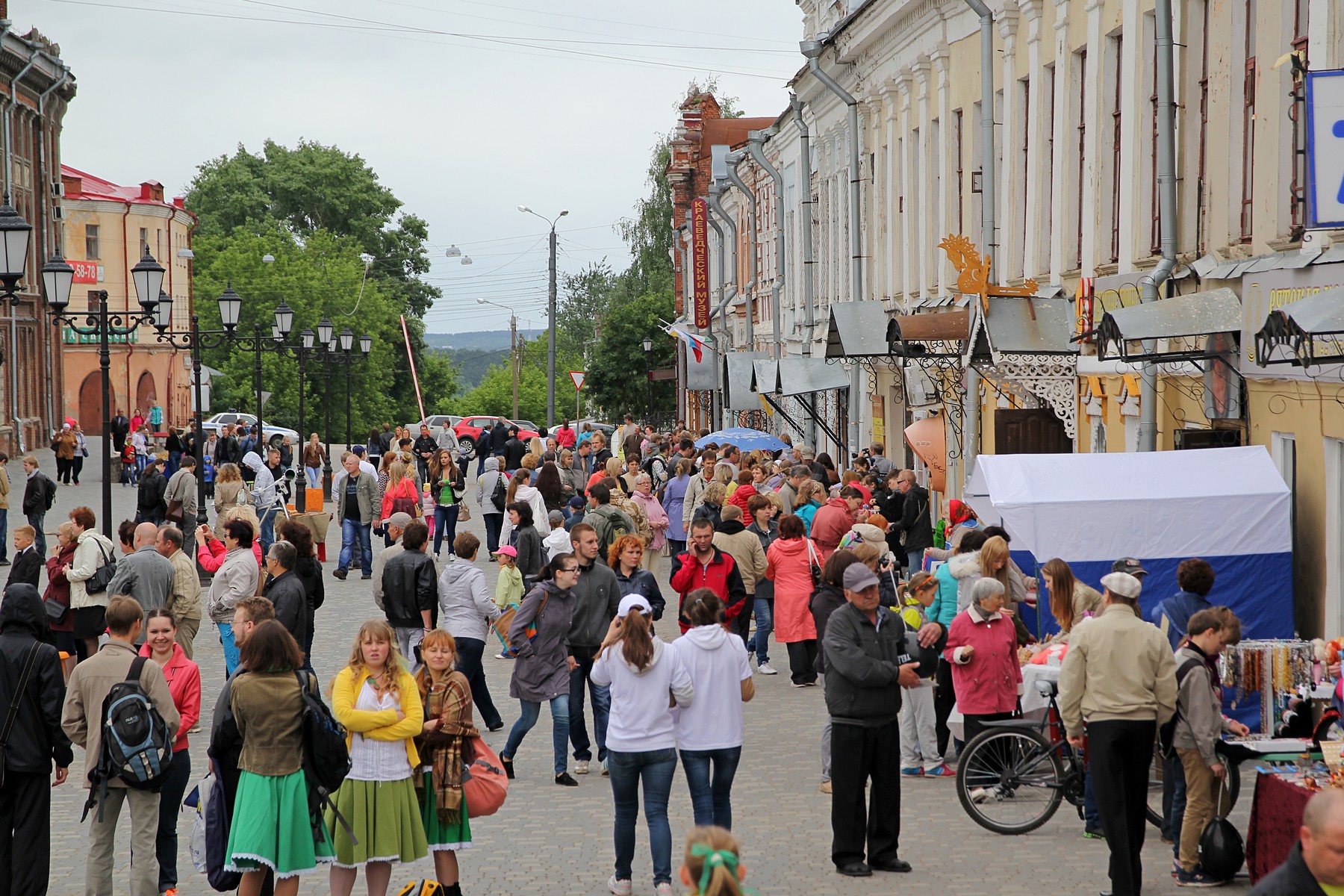 Город 2014. Вятский Арбат Киров. Спасская улица Вятский Арбат. Город Киров люди Вятский Арбат. Киров Вятский Арбат осенью.