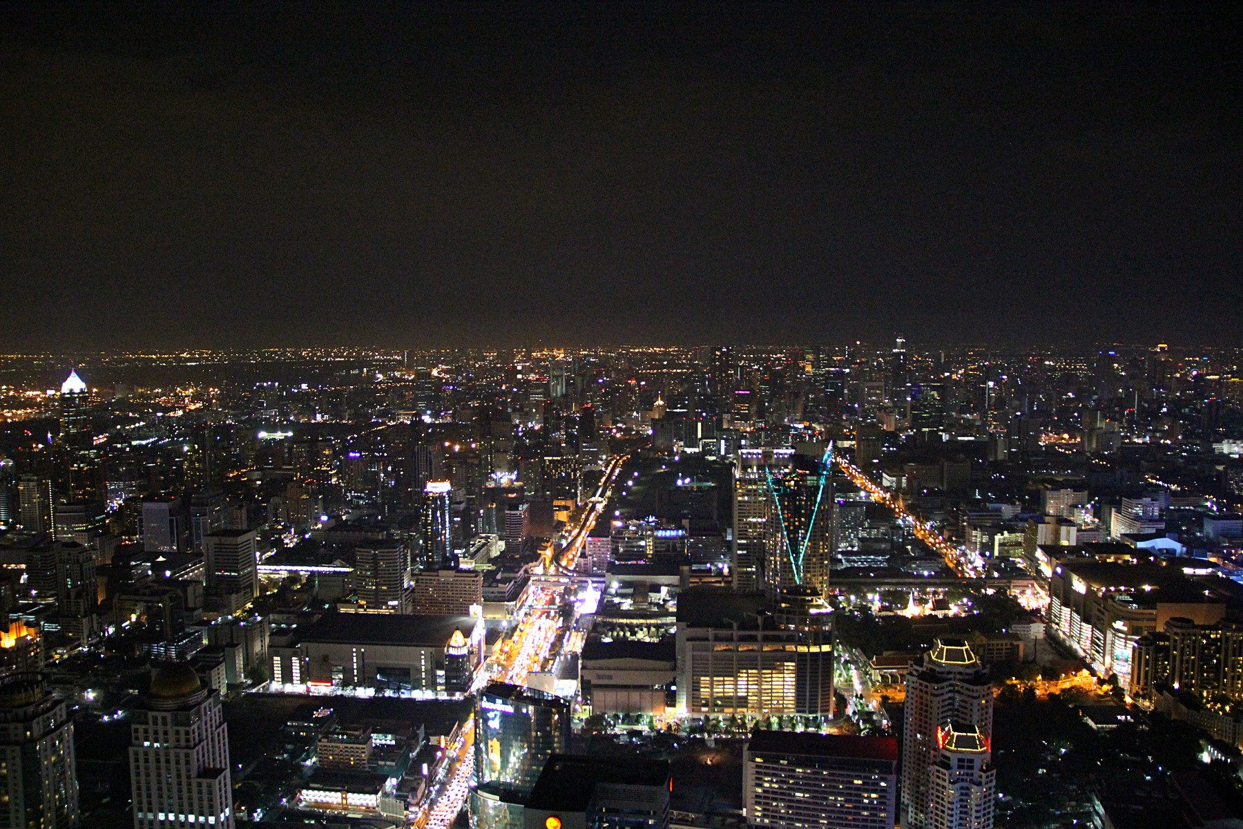 Ночной Бангкок с крыши небоскрёба Baiyoke Tower II